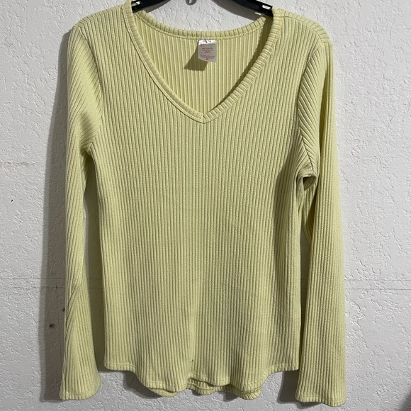 No Boundaries Yellow Long Sleeve V-Neck Top - Picture 1 of 3